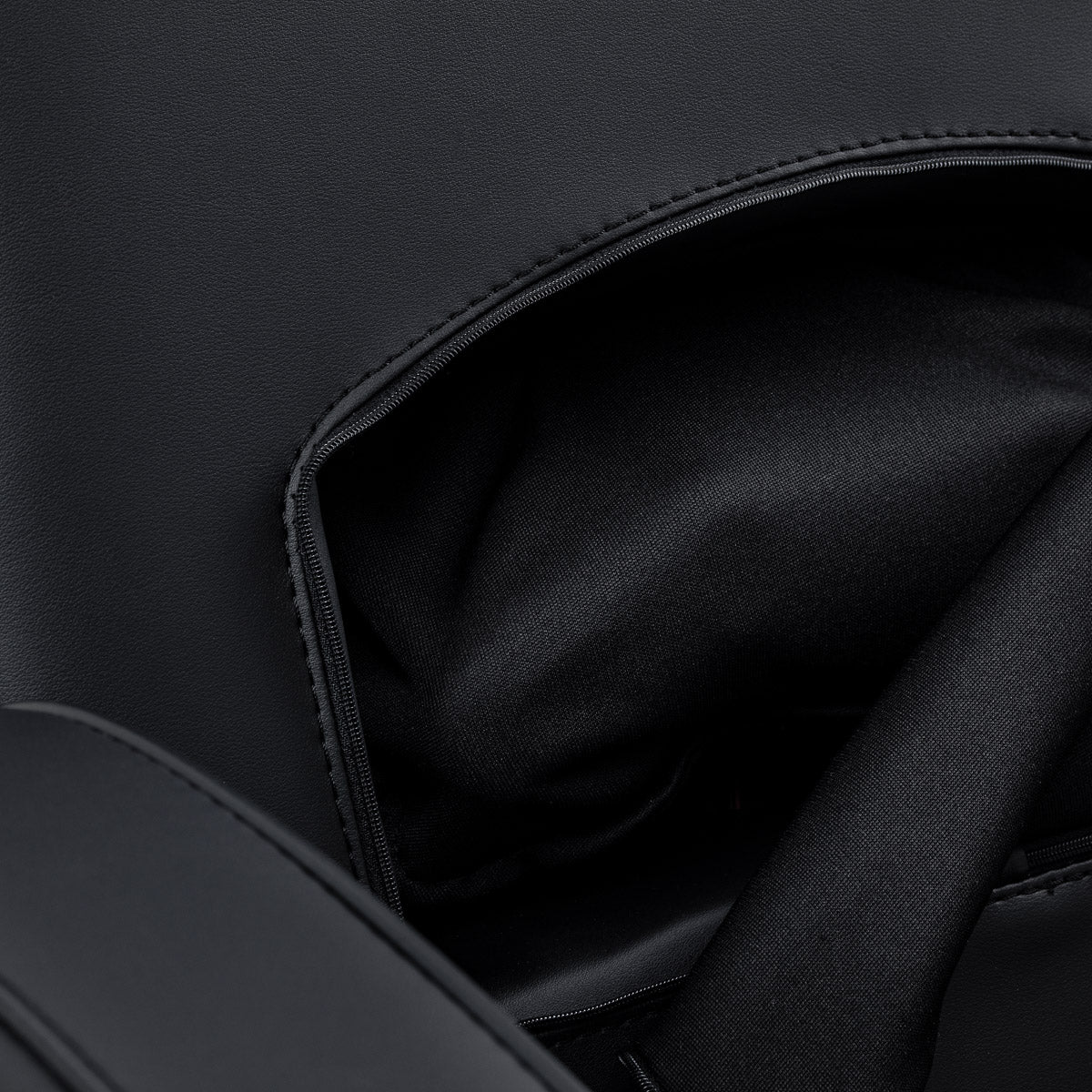 Gabbiano Continental Barber Chair With Massage – Black · Rear panel detail